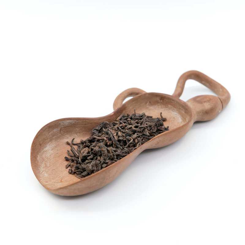 Select Yunnan Brown Pu'er in a scoop